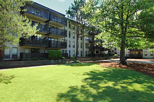 Village Green Apartments in Kent, WA - Building Photo