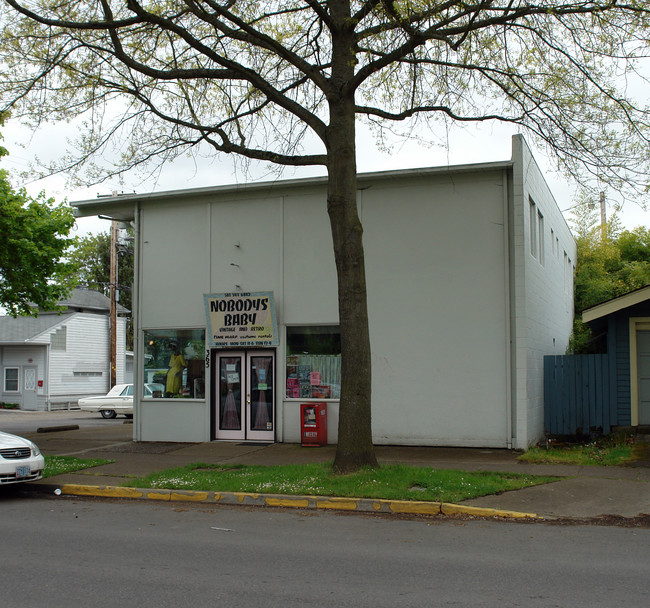 365 E 13th Ave in Eugene, OR - Foto de edificio - Building Photo