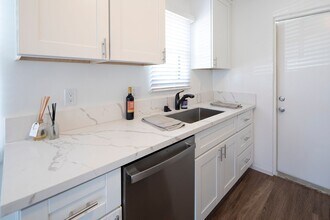 954 Felspar St-Unit -954 in San Diego, CA - Building Photo - Building Photo