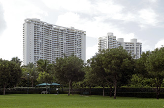 Villa Marina in Aventura, FL - Foto de edificio - Building Photo