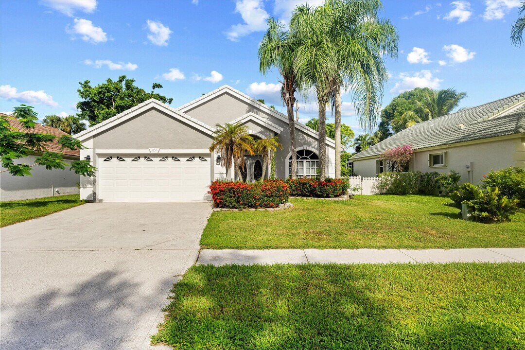 1851 Oak Berry Cir in Wellington, FL - Building Photo