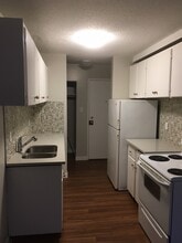 Darren Manor in Edmonton, AB - Building Photo - Building Photo