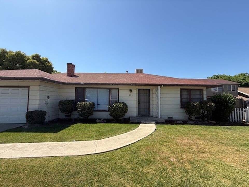 333 E Walnut Ave in Visalia, CA - Building Photo