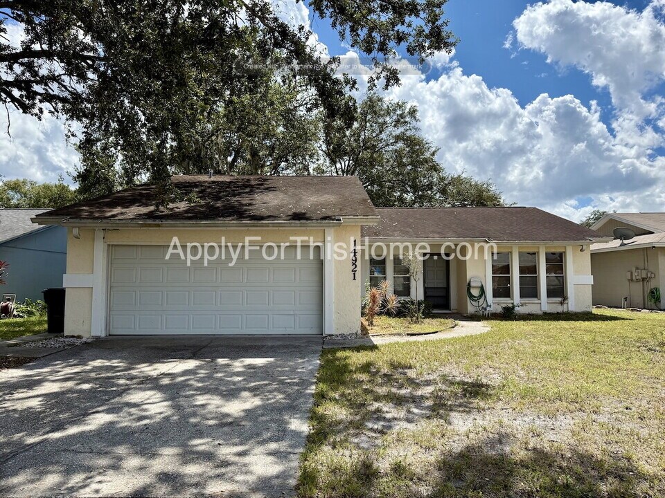 14921 Old Pointe Rd in Tampa, FL - Foto de edificio