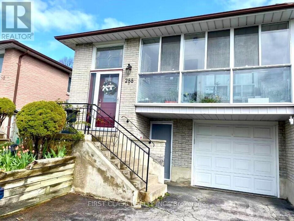 288 Shawnee Cir in Toronto, ON - Building Photo