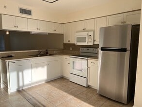 4935 Sandra Bay Dr, Unit Bermuda Palms 102 in Naples, FL - Building Photo - Building Photo