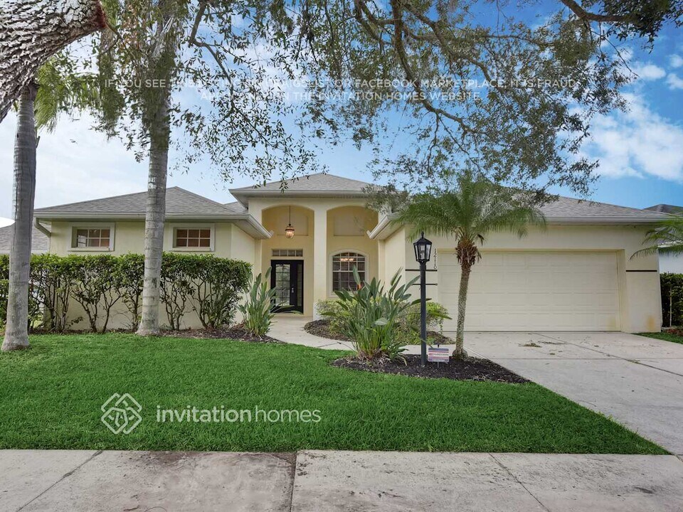 12110 Whistling Way in Lakewood Ranch, FL - Building Photo