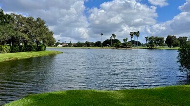 16401 Golf Club Rd, Unit 101 in Weston, FL - Foto de edificio - Building Photo