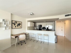 2780 NE 183rd St in Aventura, FL - Building Photo - Building Photo