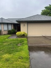 2453 Republic Way in Medford, OR - Building Photo - Building Photo
