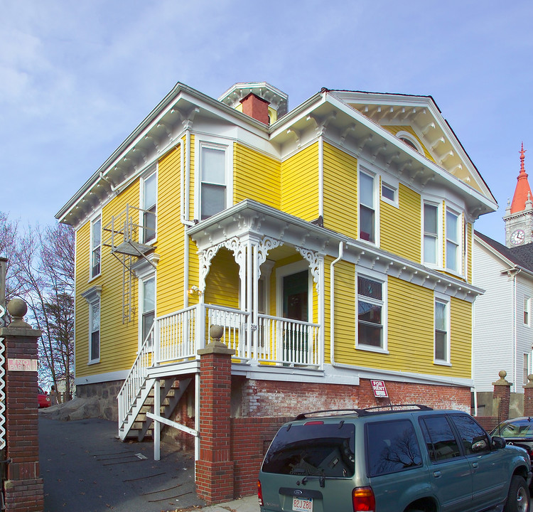 214 High St in Fall River, MA - Foto de edificio