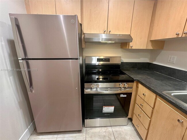 2935 NE 163rd St in North Miami Beach, FL - Building Photo - Building Photo
