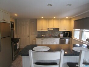 256 Seaside Ave in Milford, CT - Building Photo - Building Photo