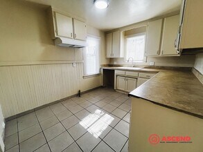 1802 Forrest St in Bakersfield, CA - Foto de edificio - Building Photo