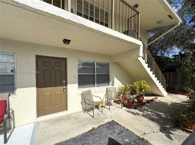 215 NW 25th St in Wilton Manors, FL - Building Photo - Building Photo