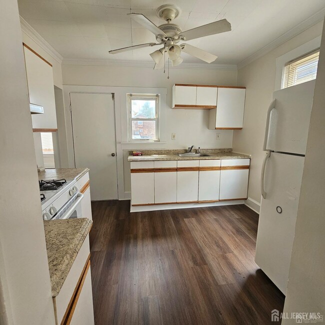 385 School St in Woodbridge, NJ - Building Photo - Building Photo