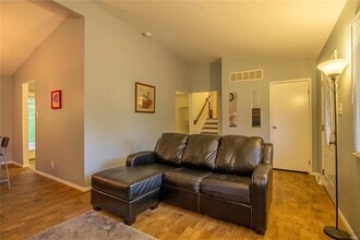 627 Hickory Hollow Ln in Kirkwood, MO - Building Photo - Building Photo