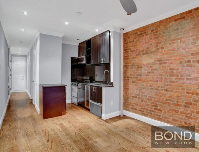438 W 52nd St in New York, NY - Building Photo - Building Photo