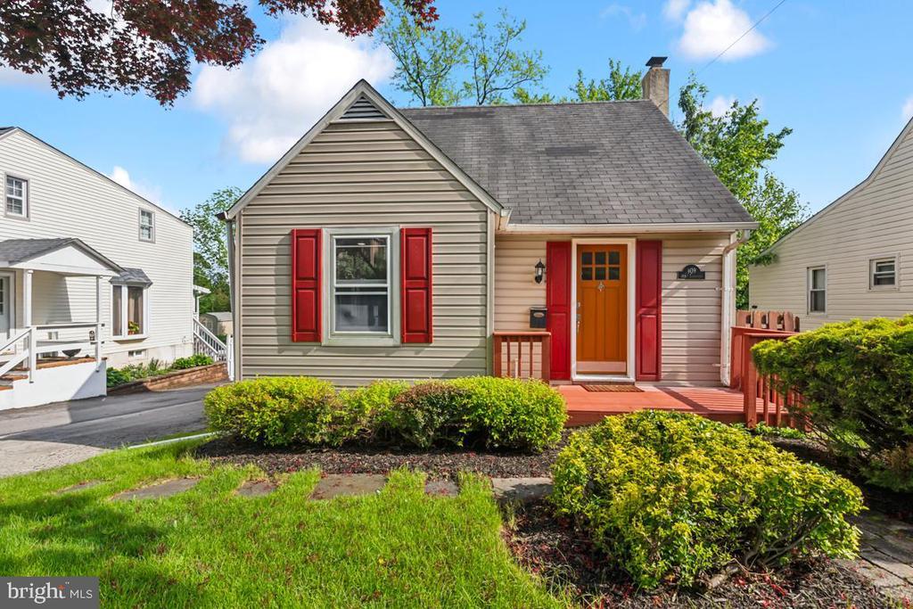 909 Old Lancaster Rd in Berwyn, PA - Building Photo