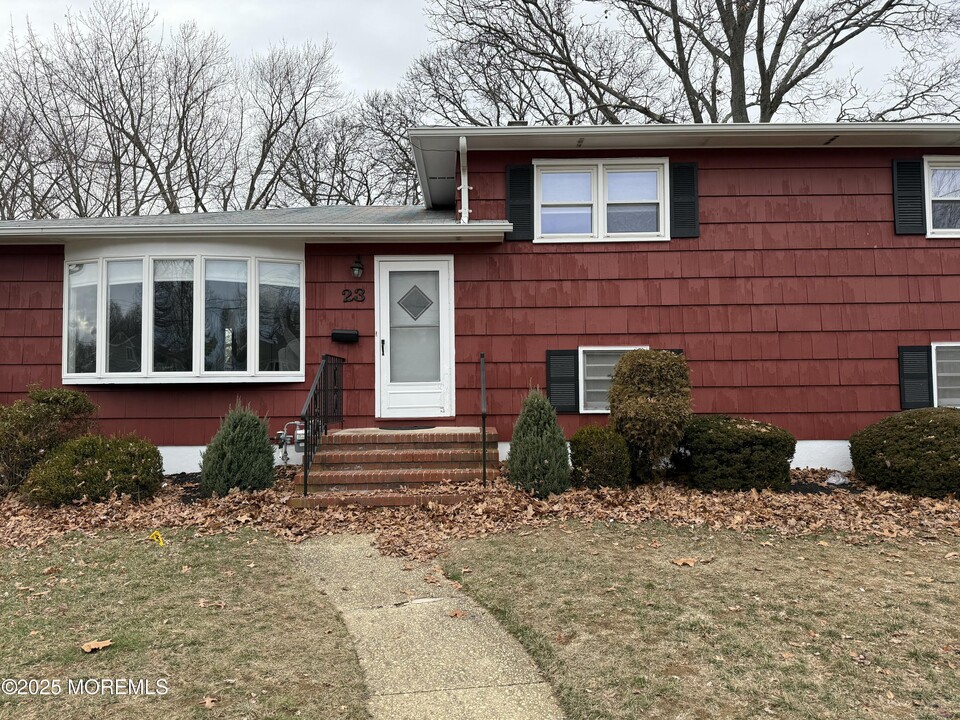 23 Hilltop Rd in West Long Branch, NJ - Building Photo