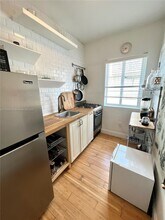 8415 Harding Ave in Miami Beach, FL - Foto de edificio - Building Photo