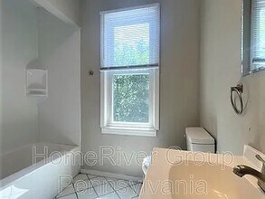 211 Locust St in Ambridge, PA - Foto de edificio - Building Photo