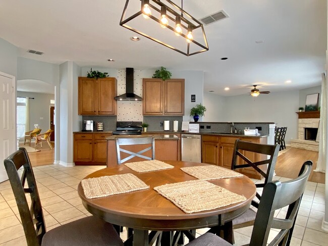 21002 Villa Valencia in San Antonio, TX - Foto de edificio - Building Photo