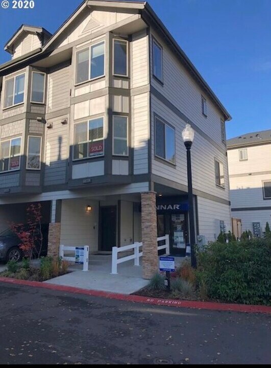 8879 SW Elena Ln in Tigard, OR - Foto de edificio