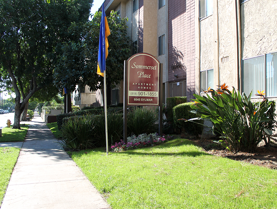 Somerset Place Apartments in Van Nuys, CA - Building Photo