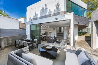 855 Hilldale Ave in West Hollywood, CA - Building Photo - Building Photo