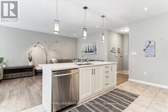 3440 Vernon Powell Dr in Oakville, ON - Building Photo - Building Photo