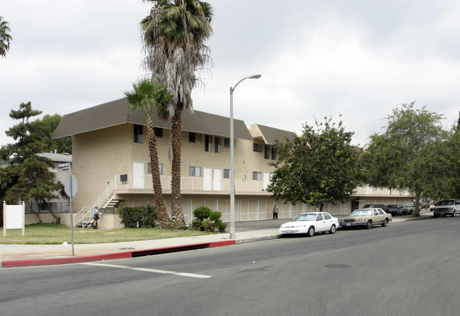 19505 Sherman Way in Reseda, CA - Building Photo - Building Photo