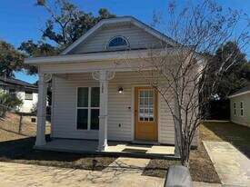 102 S G St in Pensacola, FL - Building Photo