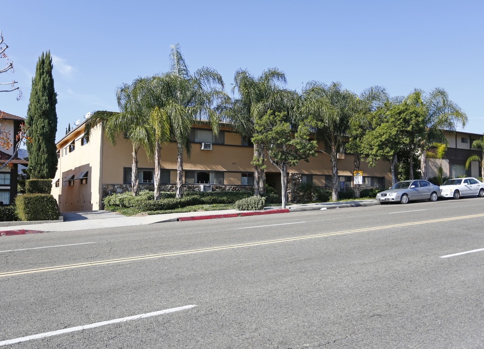 4415 Ocean View Blvd in Montrose, CA - Foto de edificio