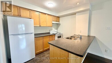 128 Aspen Springs Dr in Bowmanville, ON - Building Photo - Building Photo