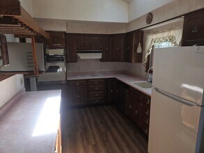 28 Burt St in Acushnet, MA - Foto de edificio - Building Photo