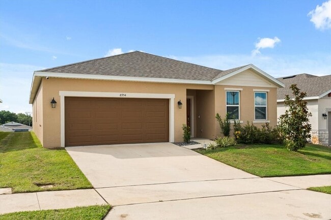 8954 Crowned Eagle Dr in Leesburg, FL - Building Photo - Building Photo
