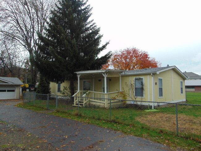 416 Berglund St in Rogue River, OR - Building Photo - Building Photo