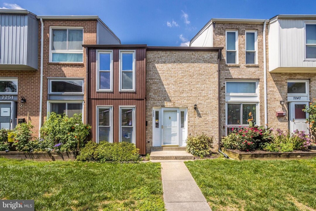 7249 Mill Run Dr in Derwood, MD - Building Photo