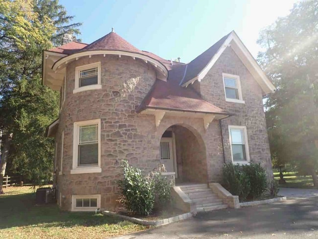 1015 Cedar Rd in Ambler, PA - Building Photo - Building Photo