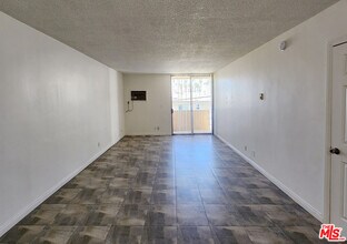 425 S Kenmore Ave in Los Angeles, CA - Building Photo - Building Photo
