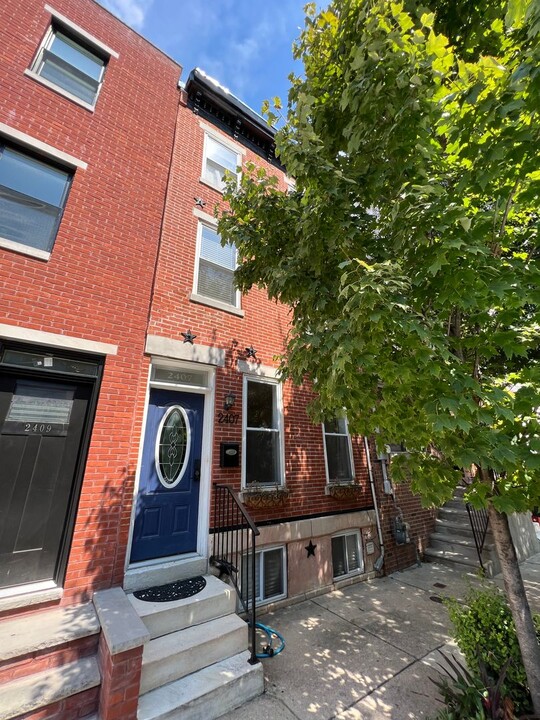 2407 Catharine St in Philadelphia, PA - Building Photo