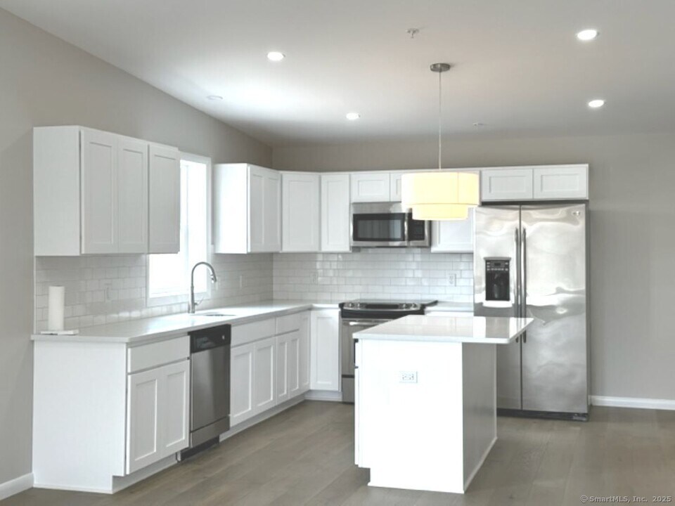 176 Boston Post Rd in Westbrook, CT - Building Photo
