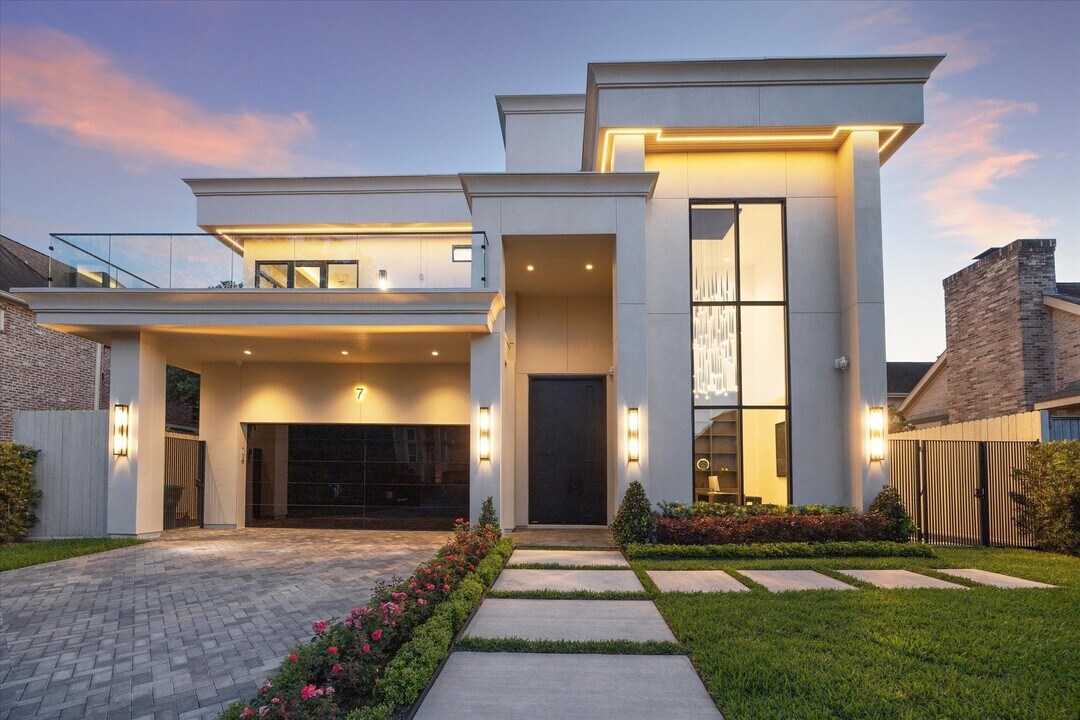 7 Lana Ln in Houston, TX - Building Photo