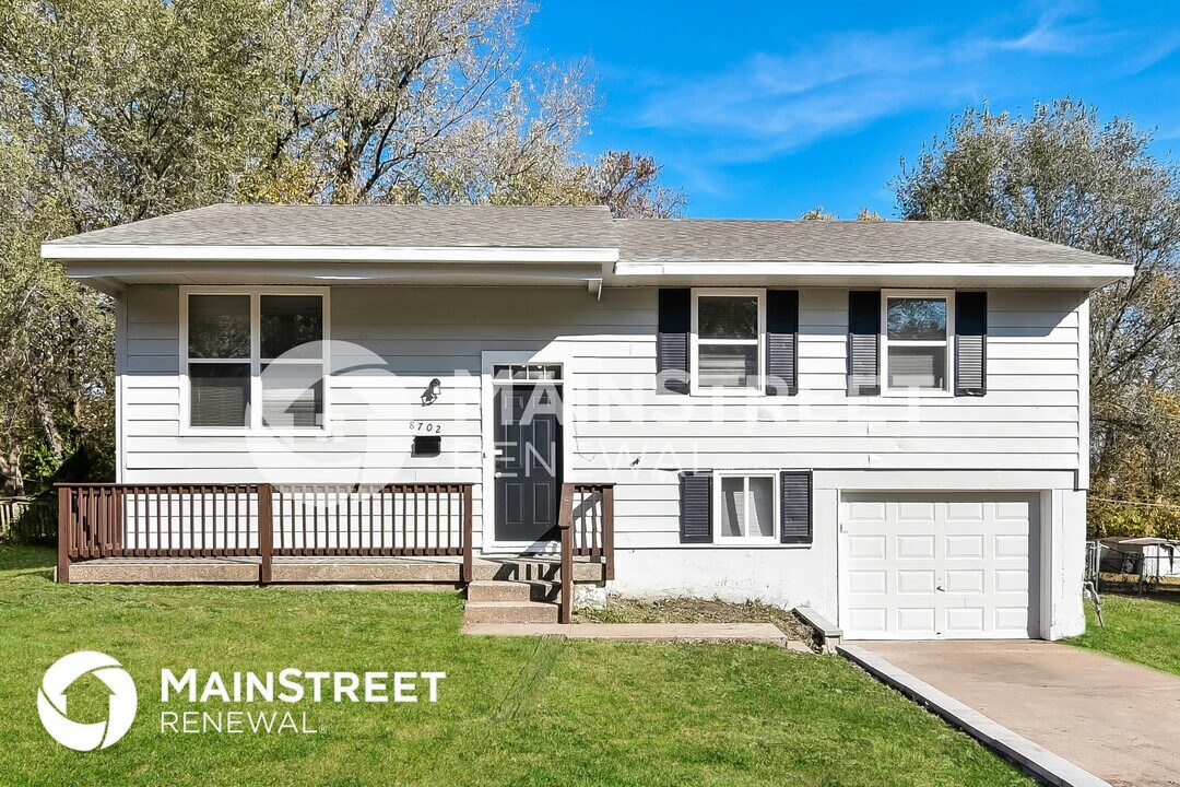 8702 E 91 St in Kansas City, MO - Building Photo