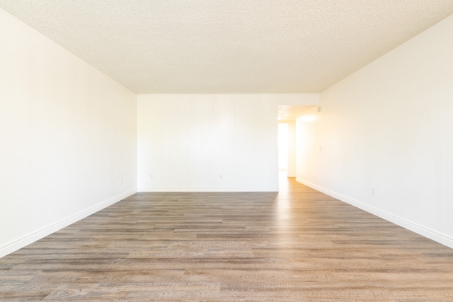 1050 Meadow Lake Dr in Vista, CA - Foto de edificio - Building Photo