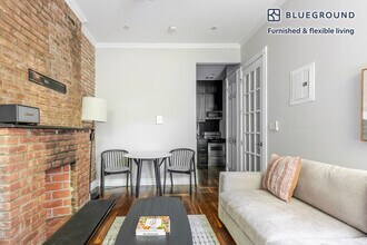 562 Hudson St in New York, NY - Building Photo - Building Photo