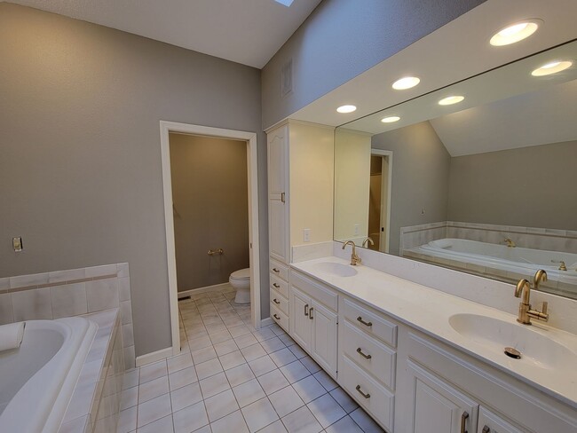 1710 Willow Bend Rd in Cedar Falls, IA - Building Photo - Building Photo