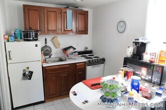 61 S Huntington Ave, Unit 303 in Boston, MA - Foto de edificio - Building Photo