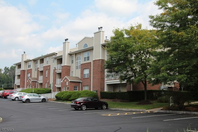 3203 Schindler Ln in Wayne, NJ - Foto de edificio - Building Photo